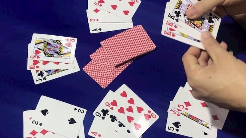 Cách chơi liêng bịp bằng xóc bài
